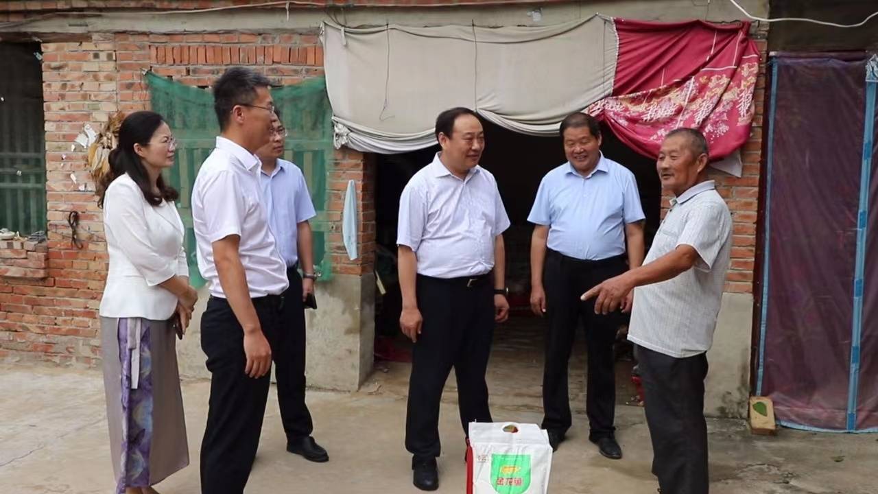 鲁信集团赴曹县开展乡村振兴公益捐赠暨鲁信公益·励志奖学金发放活动